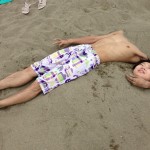 この夏おすすめ！ 人を砂浜に埋めて簡単トリックアート。