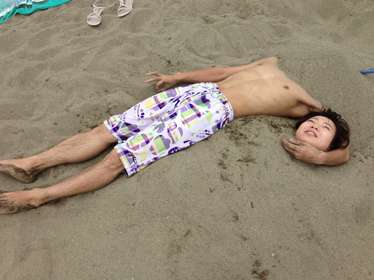 この夏おすすめ！ 人を砂浜に埋めて簡単トリックアート。