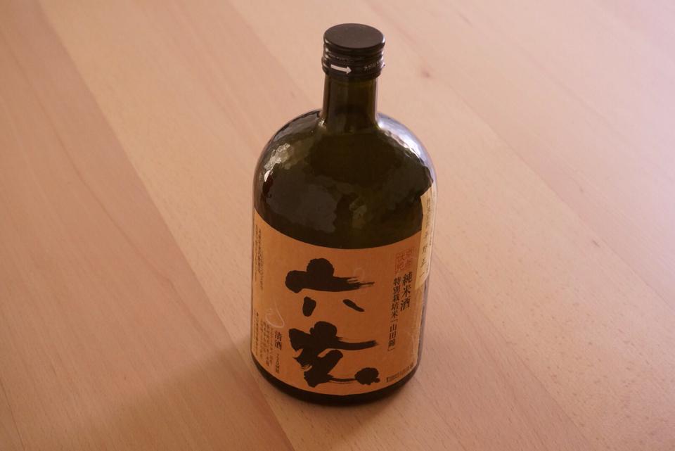 日本酒の定期購入サービス「SAKELIFE」から美味そうな日本酒が届いたので家族旅行に持っていって父と父と飲みました。